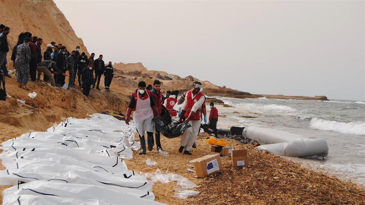 Nhiều xác chết trôi dạt vào bờ biển Lybia.
