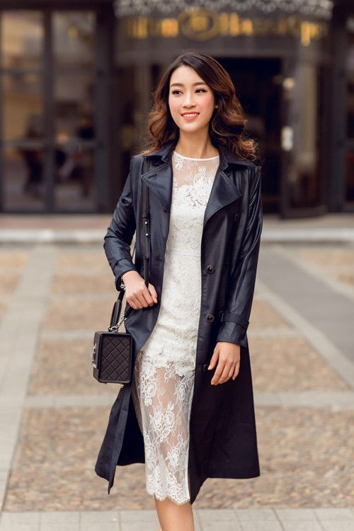 Chân váy ren diện cùng áo khoác da dáng dài là một sự kết hợp vô cùng độc đáo mà hoa hậu Đỗ Mỹ Linh lựa chọn trong một lần dạo phố khiến không ít fan nữ học hỏi theo.