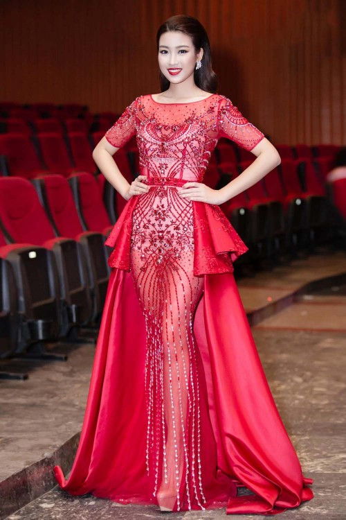 Những gam màu rực rỡ cũng được Mỹ Linh ứng dụng thường xuyên tại các sự kiện. Với làn da trắng sứ, Hoa hậu Việt Nam 2016 thật sự tỏa sáng nhờ màu sắc nổi bật của chiếc đầm đỏ rực này.