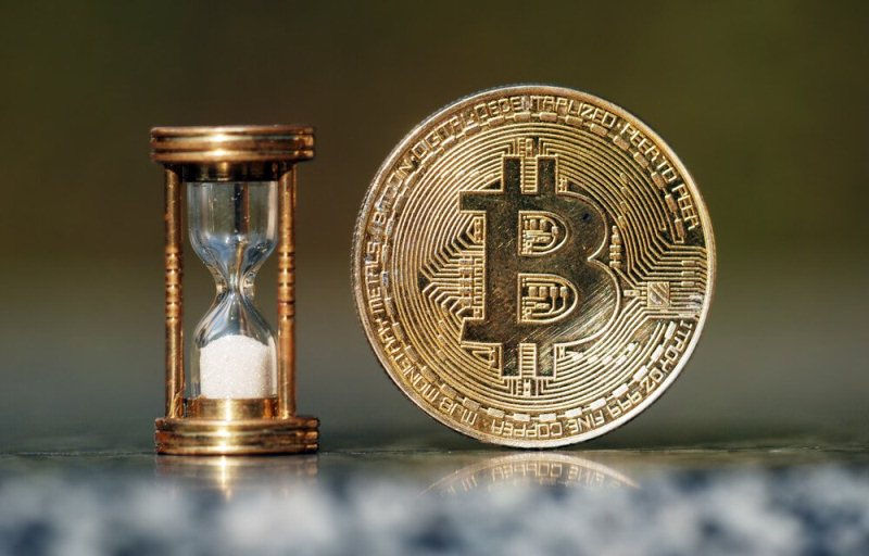 Bitcoin đang làm nhiều nhà đầu tư lo lắng khi giá giảm hàng giờ lên đến cả ngàn USD.