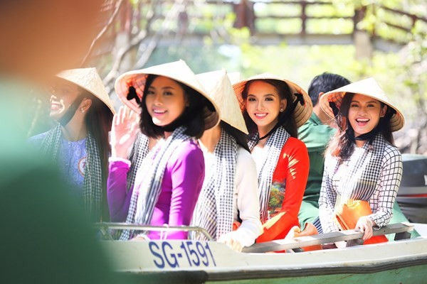 Nón lá xưa nay không chỉ là văn hóa, niềm tự hào của người Việt mà bên cạnh đó, chiếc nón lá còn được ứng dụng rộng rãi để phối cùng các trang phục truyền thống như áo dài, áo bà ba.