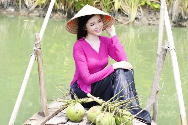 Thì ở thôn quê, nón lá ngoài việc mang lại vẻ đẹp “đốn tim” cho người đội, nó còn là dụng cụ để che nắng, che mưa hữu ích. Nhưng dù thế nào, nón lá vẫn luôn mang lại cho người phụ nữ Việt nét đẹp nền nã, dịu dàng và mà vẫn rất tinh tế.
