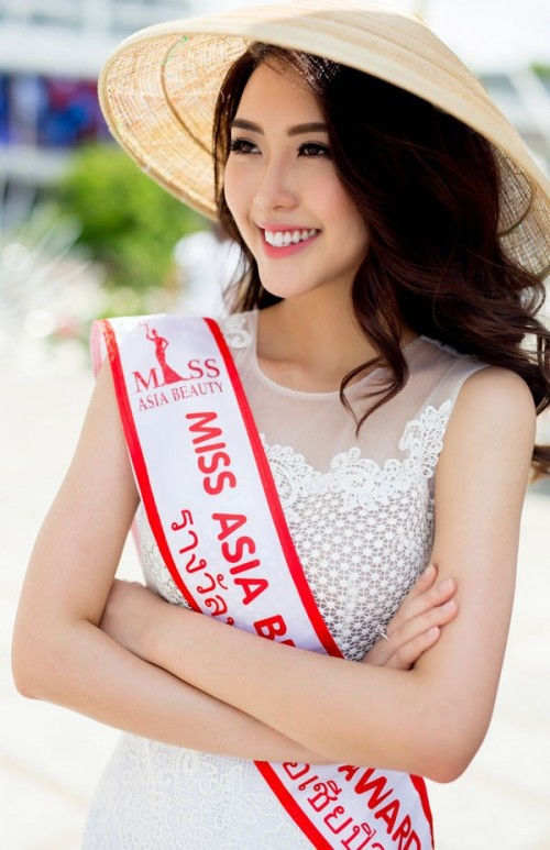 Hoa hậu Tường Linh dù chinh chiến tại đấu trường quốc tế cũng không quên chiếc nón lá truyền thống. Nón lá được phối cùng chiếc váy ren trắng giúp Tường Linh trông hiện đại mà vẫn mang được nét đặc trưng truyền thống của người con gái Việt Nam.