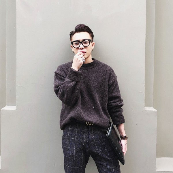 Stylist Hoàng Ku sang chảnh trong áo sweater và quần âu kẻ sọc . Chiếc thắt lưng Gucci có lẽ là “vật bất ly thân” đối với anh chàng stylist này.