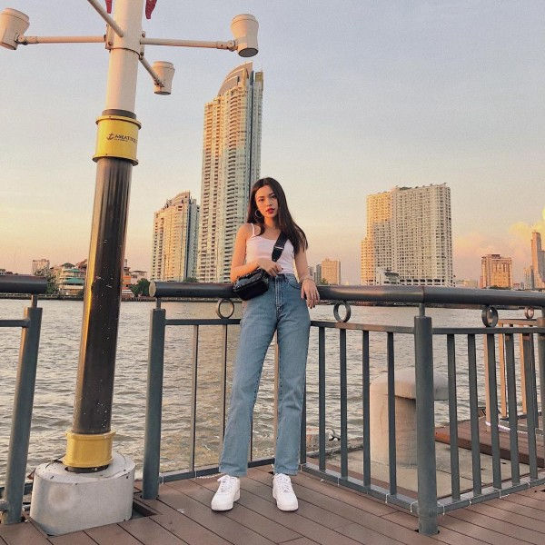 Tú Hảo khoe chân dài miên man trong quần baggy jeans và áo 2 dây khoẻ khắn.