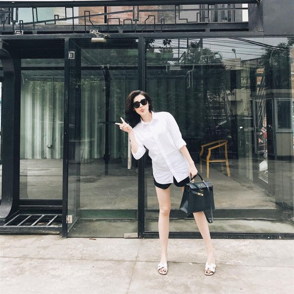 Tú Anh thường có outfit khá trẻ trung, tinh nghịch khi diện sơ mi trắng.