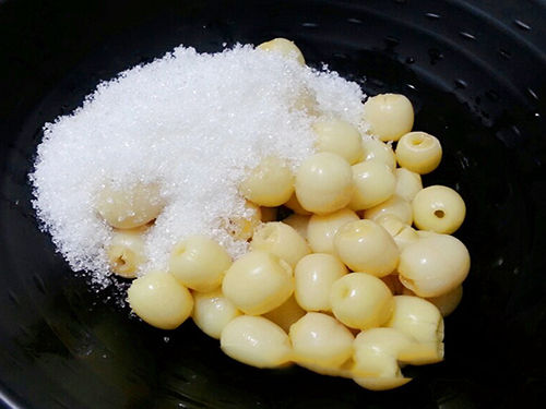 Hạt sen được ướp với đường theo tỷ lệ 1:1, để mứt hạt sen ngon bạn không nên ướp quá nhiều đường.