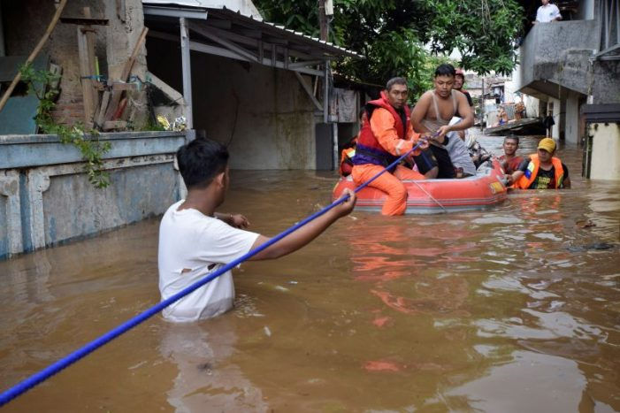 Hàng ngàn cư dân Jakarta phải sơ tán do lũ lụt