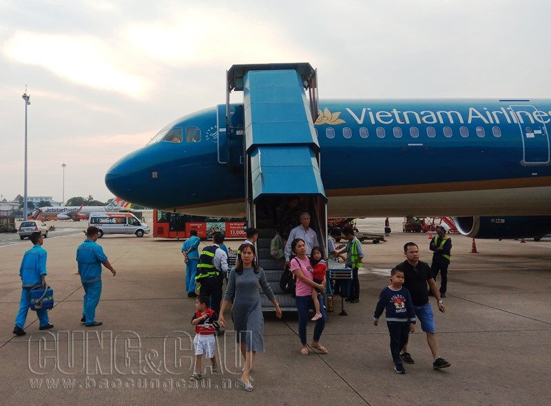 Hành khách nên đến sân bay sớm để tránh trễ chuyến bay khi lượng người đi lại tăng cao dịp Tết Nguyên đán - Ảnh: Minh Định