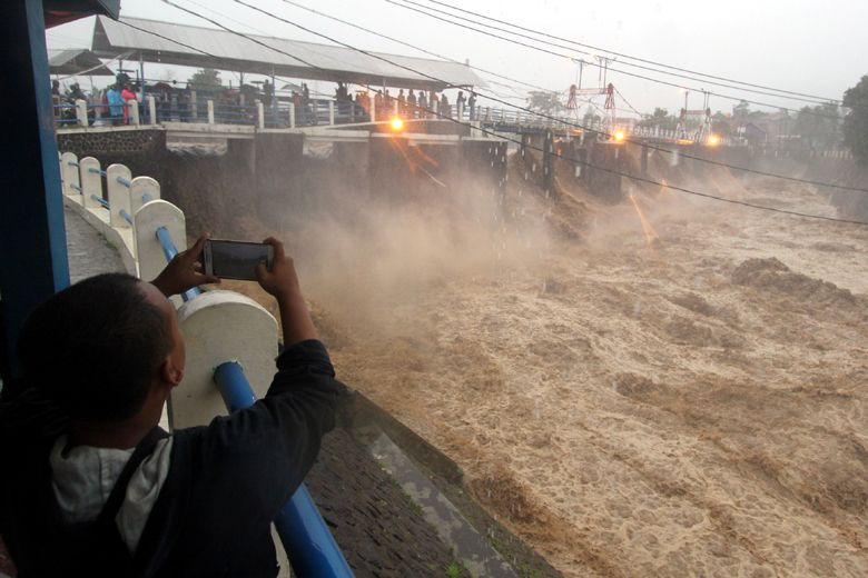 Hàng ngàn cư dân Jakarta phải sơ tán do lũ lụt