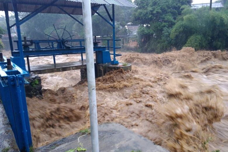 Hàng ngàn cư dân Jakarta phải sơ tán do lũ lụt