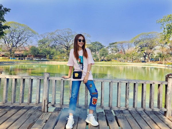 Hot girl Khả Ngân năng động với áo thun tay lửng và quần baggy jeans hoạ tiết.