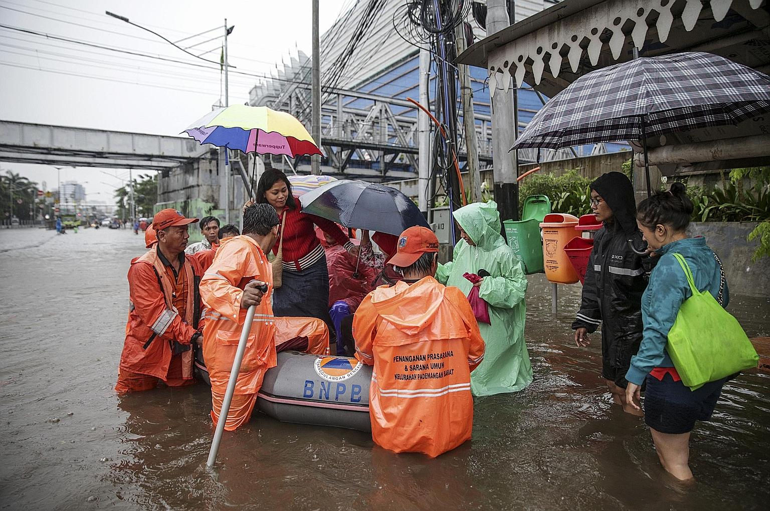 Hàng ngàn cư dân Jakarta phải sơ tán do lũ lụt