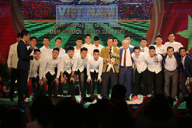 Các cầu thủ U23 Việt Nam chụp hình lưu niệm cùng HLV Park Hang-seo và các thành viên trong ban huấn luyện.