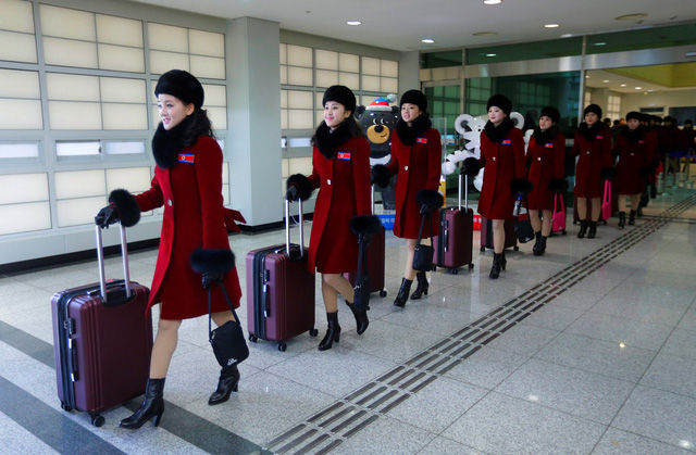 Để có thể trở thành một thành viên của đội cổ vũ Triều Tiên, các cô gái được cho là phải trải qua một quá trình tuyển chọn gắt gao, bao gồm kiểm tra lý lịch gia đình, ngoại hình, kỹ năng biểu diễn và lòng trung thành với chính quyền.