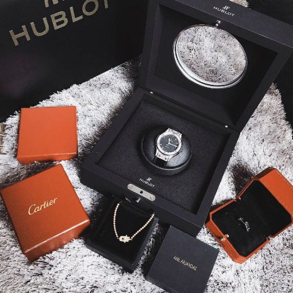 Đồng hồ Hublot nạm kim cương vừa mới được Kỳ Duyên “bóc tem” để chuẩn bị cho dịp Valentine.