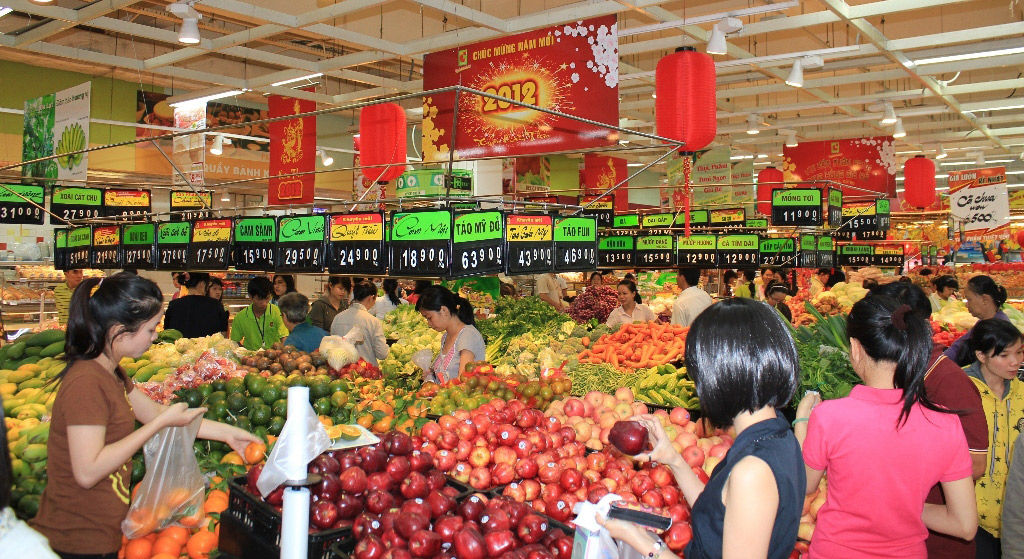 Người dân mua hàng ở Lotte Mart.