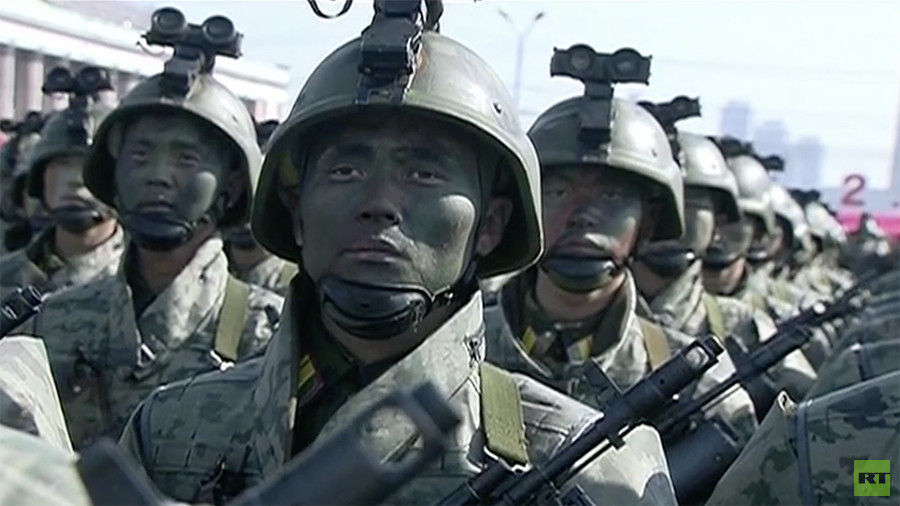 Binh sĩ Triều Tiên tham gia diễu binh.