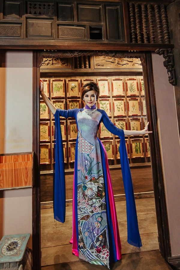 Chất liệu chính được sử dụng là chiffon và lụa kimono - chất liệu lụa Nhật Bản đặc trưng được sử dụng trong các thiết kế của Võ Việt Chung gần đây.