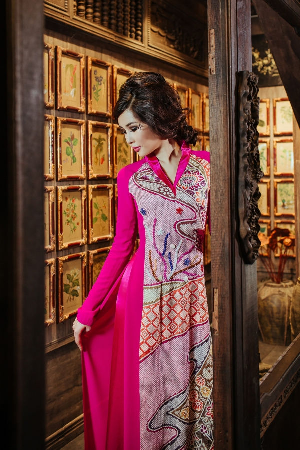 Chia sẻ về việc lựa chọn chất liệu trong BST lần này, anh cho biết vì lụa kimono đặc biệt được làm thủ công, càng tăng thêm giá trị cho chiếc áo.