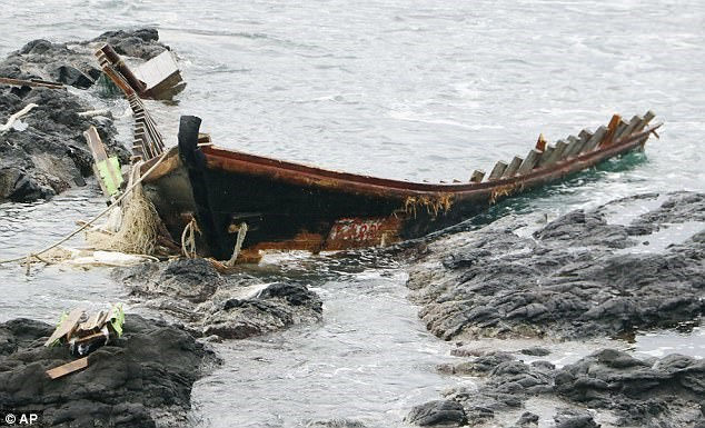 Một tàu cá  Triều Tiên trôi dạt vào bãi biển Nhật Bản.