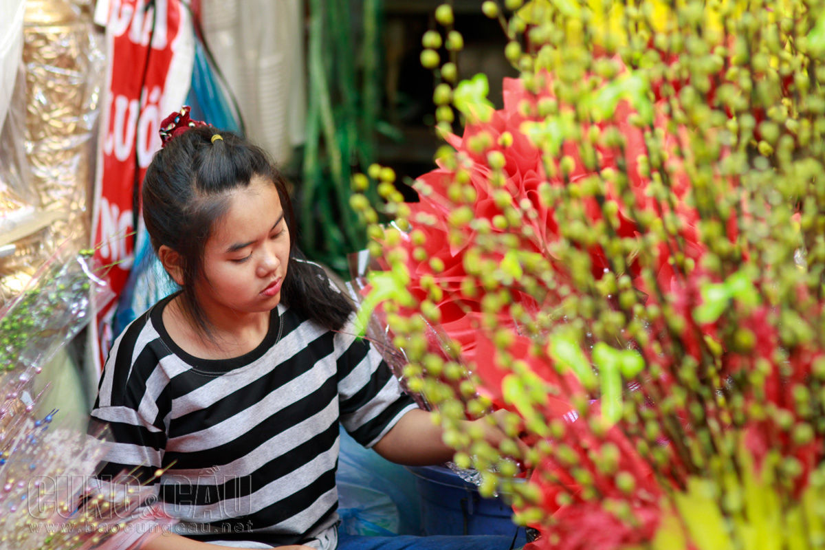 Các gian hàng luôn chật kín hoa.