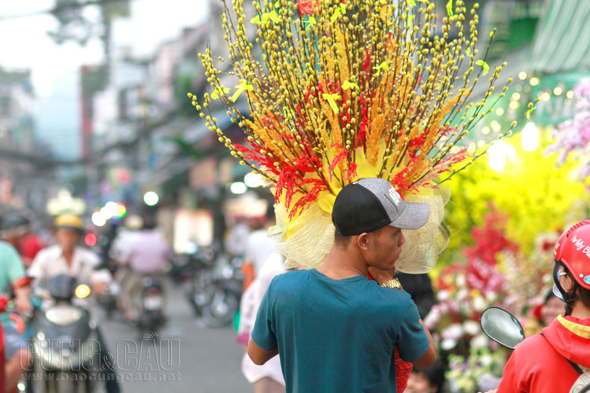 Mang hoa giao cho khách.