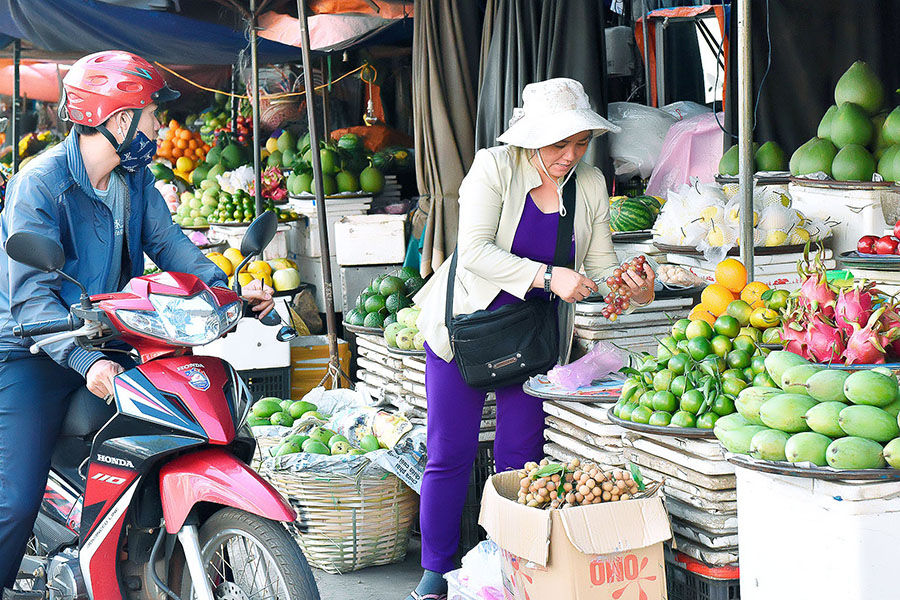 Dịp giáp Tết, giá thực phẩm và trái cây tăng mạnh.