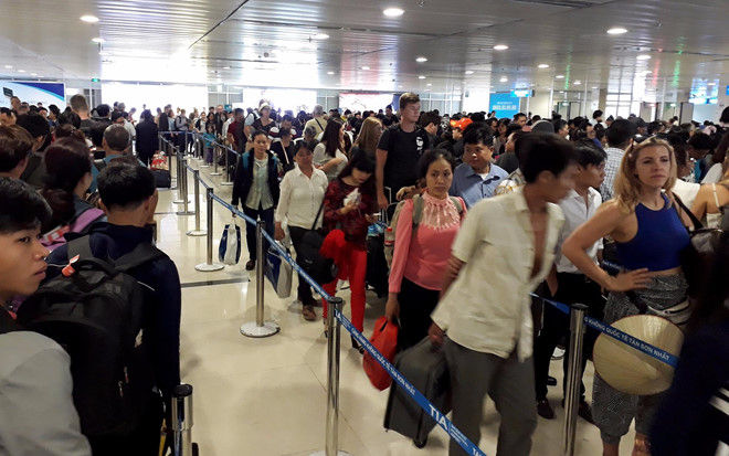 Sân bay Tân Sơn Nhất đông nghẹt người ở trước cửa kiểm tra an ninh.