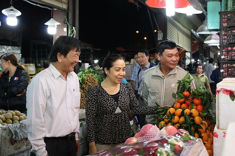 Bà Nguyễn Huỳnh Trang, Phó Giám đốc Sở Công Thương TP.HCM, cùng đoàn đi kiểm tra chợ vào khuya 8/2. Ảnh: Thanh Tuyền