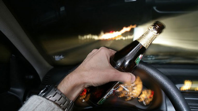  Bia rượu quá độ là một trong những nguyên nhân gây ra tai nạn khi lái xe. Ảnh minh họa
