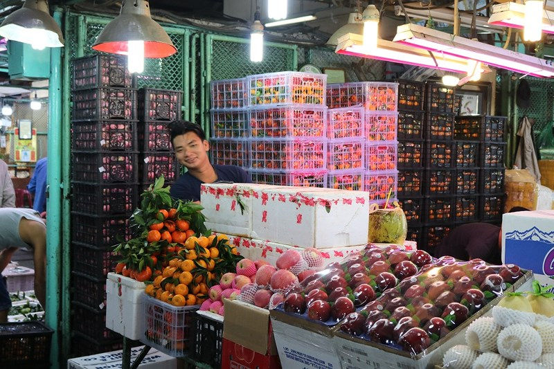 Nhiều mặt hàng trái cây đã được bày bán tại chợ từ đêm khuya. Ảnh: Thanh Tuyền