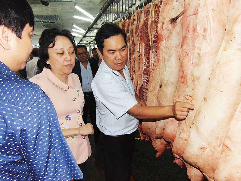 Bà Phạm Khánh Phong Lan đang giám sát thịt heo kinh doanh trong chợ đầu mối Hóc Môn (TP.HCM). Ảnh: Trần Ngọc.