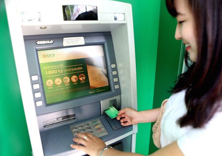 Số lượng giao dịch tăng đột biến nên các ngân hàng khuyến cáo khách hàng cẩn trọng khi rút tiền ở các ATM.