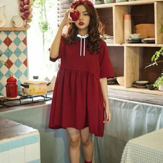 Một chiếc váy dolly màu đỏ vừa giúp bạn che đi khuyết điểm vòng 2 vừa thể hiện được sự năng động, cá tính của mình.