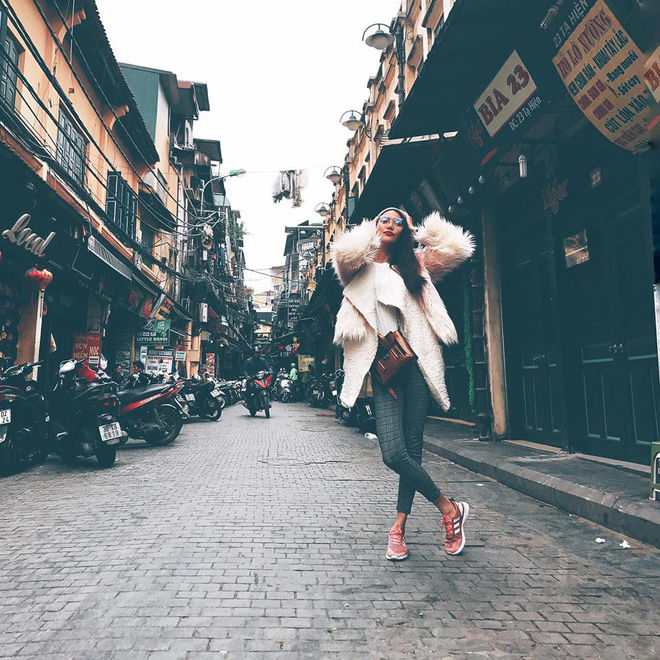 Lan Khuê phải diện áo lông để đổi chọi lại với cái lạnh ngoài Hà Nội. Street style tuần này vẫn là cách kết hợp mà cô thường ứng dụng khi dạo phố: quần skinny kẻ, sneaker và áo khoác lông mềm mại.