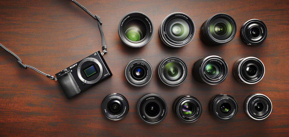  Máy ảnh gọn nhẹ nhưng quá nhiều ống kính cũng làm hành trang của bạn nặng nề hơn.  