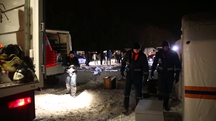 Vụ tai nạn máy bay ở Nga: Hàng trăm nhân viên cứu hộ làm việc xuyên đêm