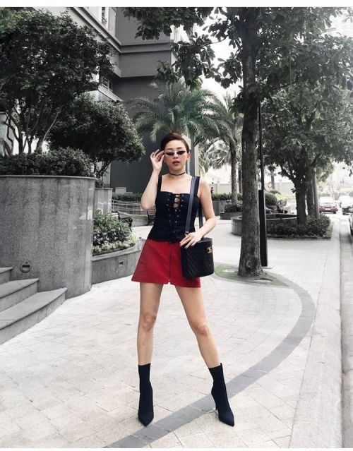 Trong một outfit khác, Tóc Tiên sử dụng túi đeo chéo xách của Chanel kết hợp với boot Balenciaga sành điệu.