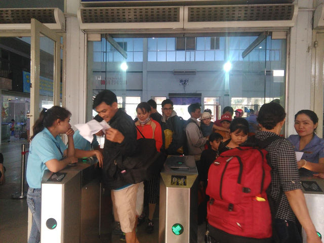 Hành khách đi qua cổng soát vé ở ga Sài Gòn - Ảnh: Đức Phúc.