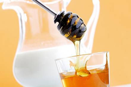 Sữa tươi kết hợp với mật ong là loại mặt nạ cực tốt cho sức khỏe làn da. Ảnh minh họa (nguồn Internet).
