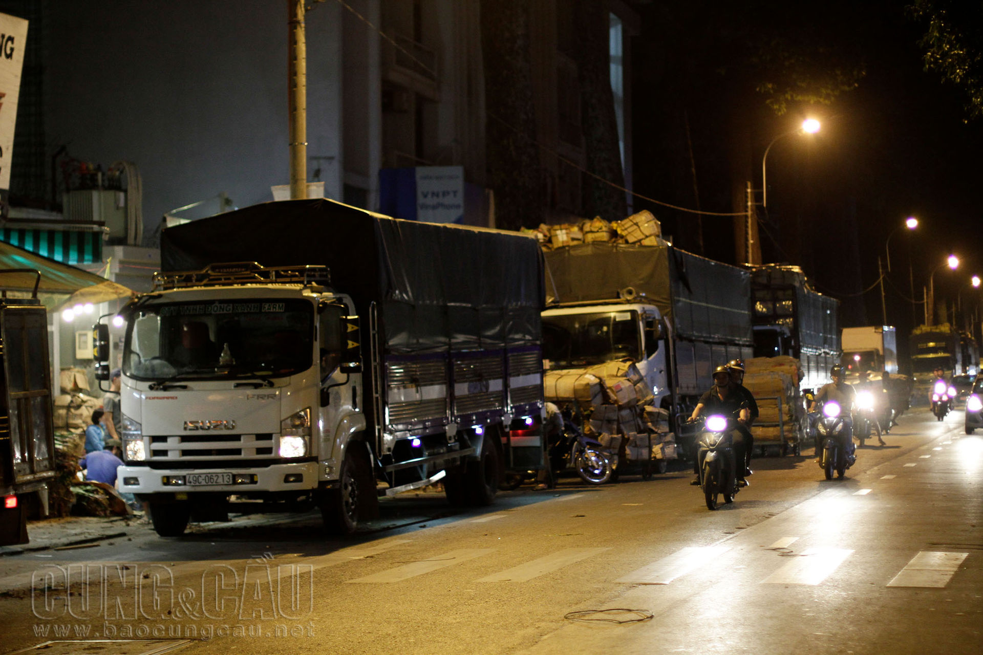 Càng khuya, xe tải chở hàng về càng nhiều, đậu dài từ đường Lý Thái Tổ đến Hùng Vương.
