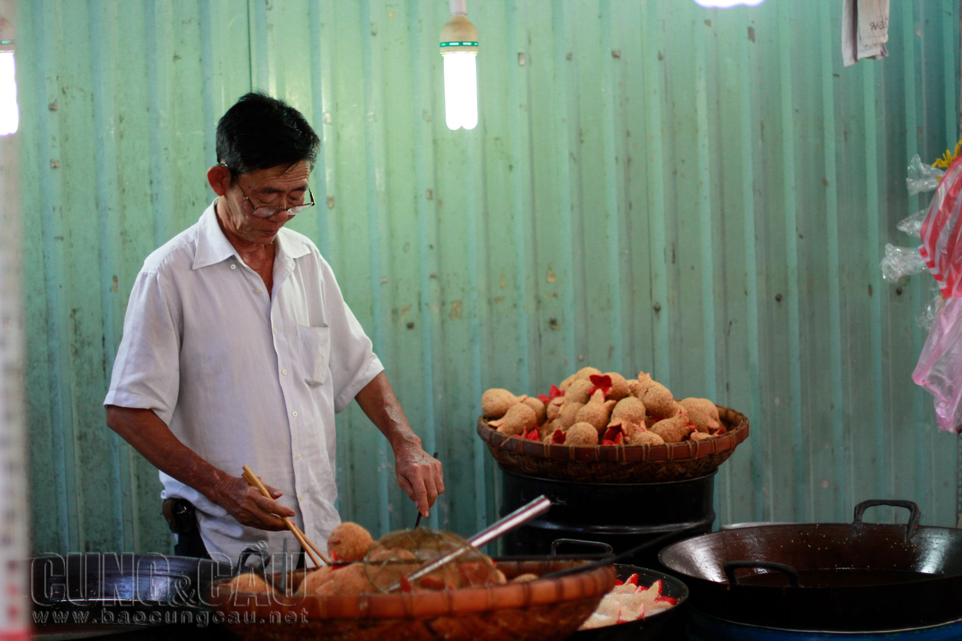 Người thợ đang chiên bánh.