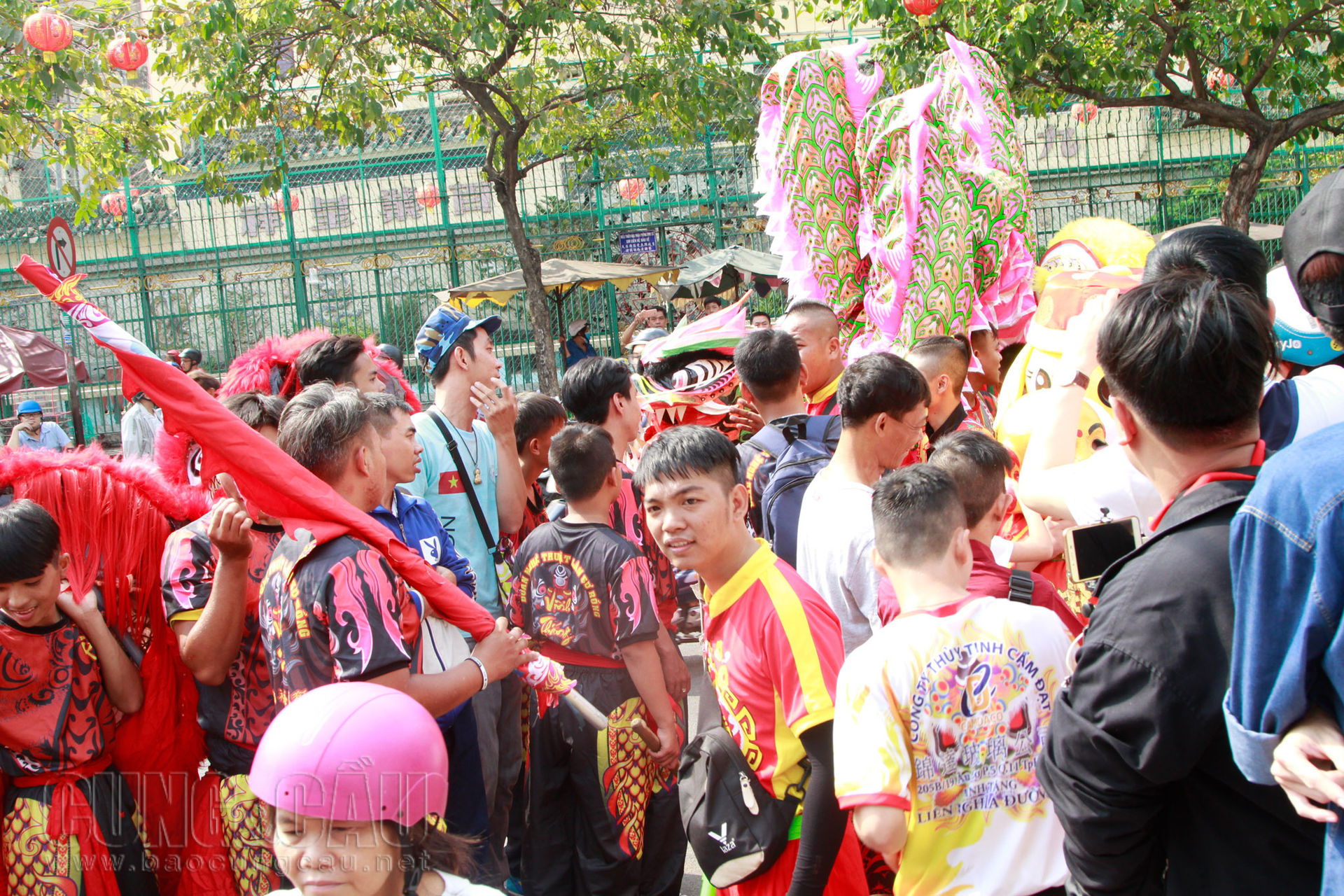 Rộn ràng lân sư rồng xếp hàng xin bình an trước năm mới ở Sài Gòn