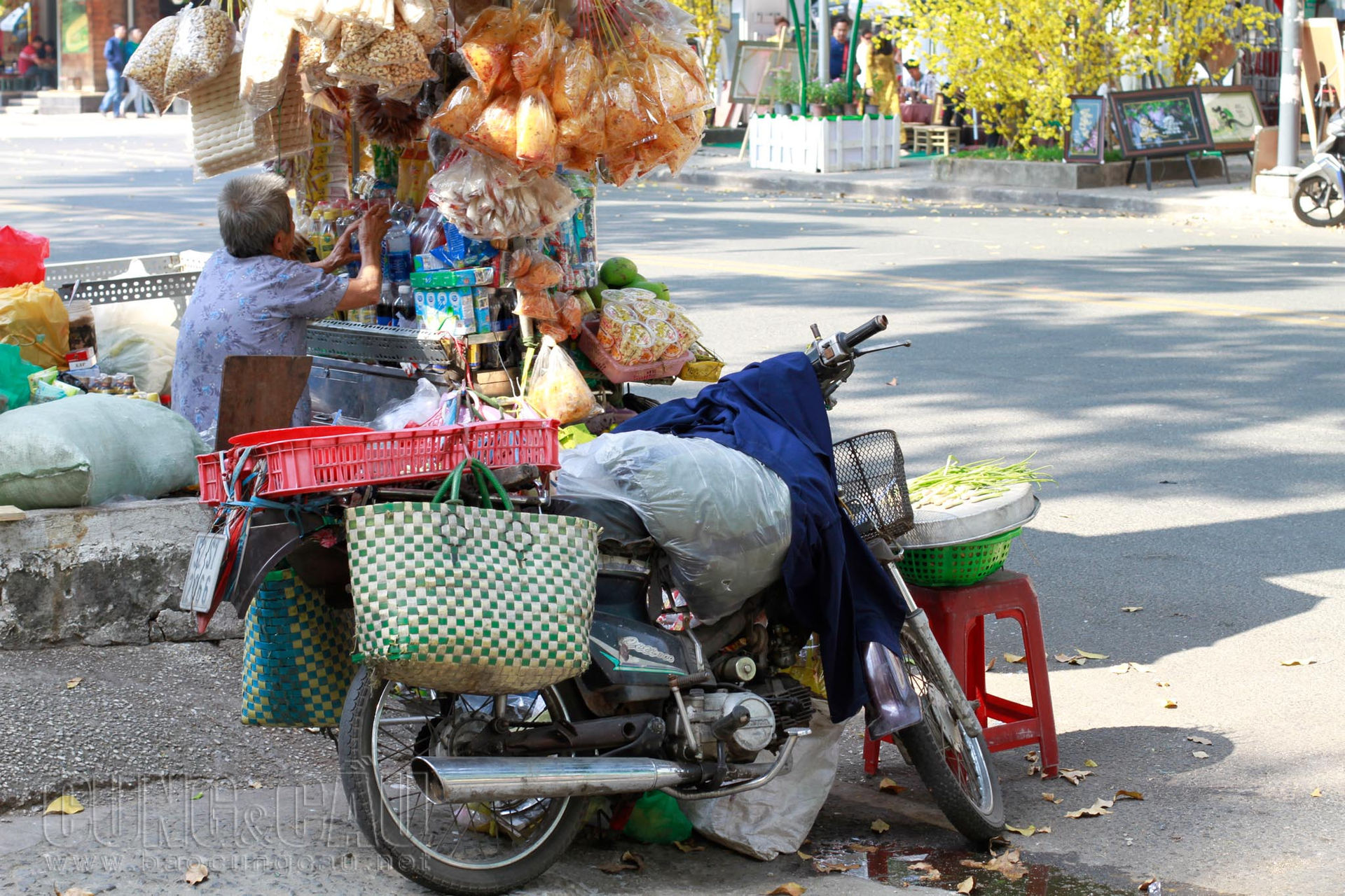 Bà tự chạy xe máy từ Thủ Đức đến đây bán hàng. Qua Tết bà sẽ đến chùa Bà Bình Dương để bán tiếp.