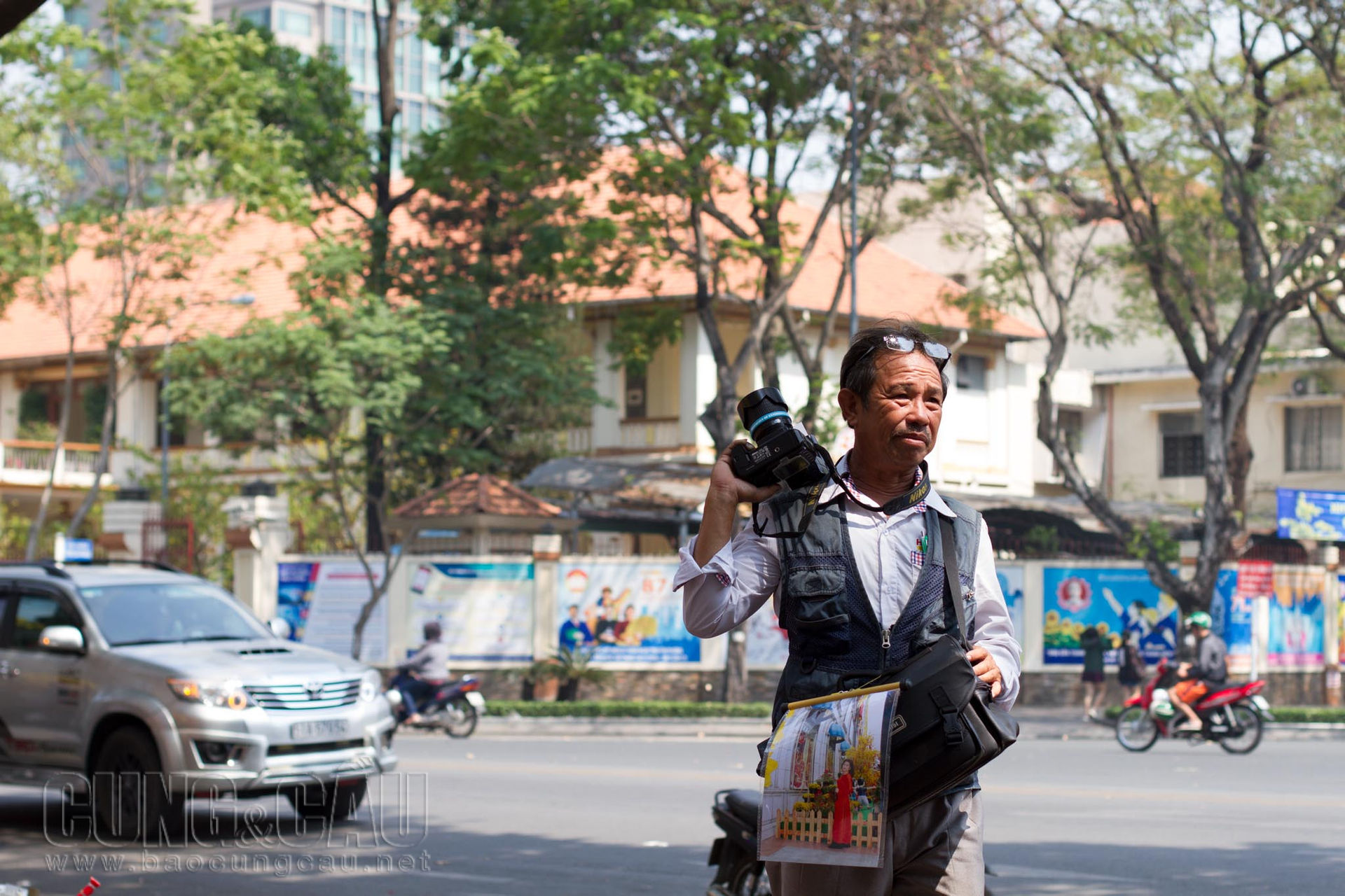 Bác thợ ảnh đang cố gắng chào mời khách trong một buổi trưa vắng ngày cuối năm.