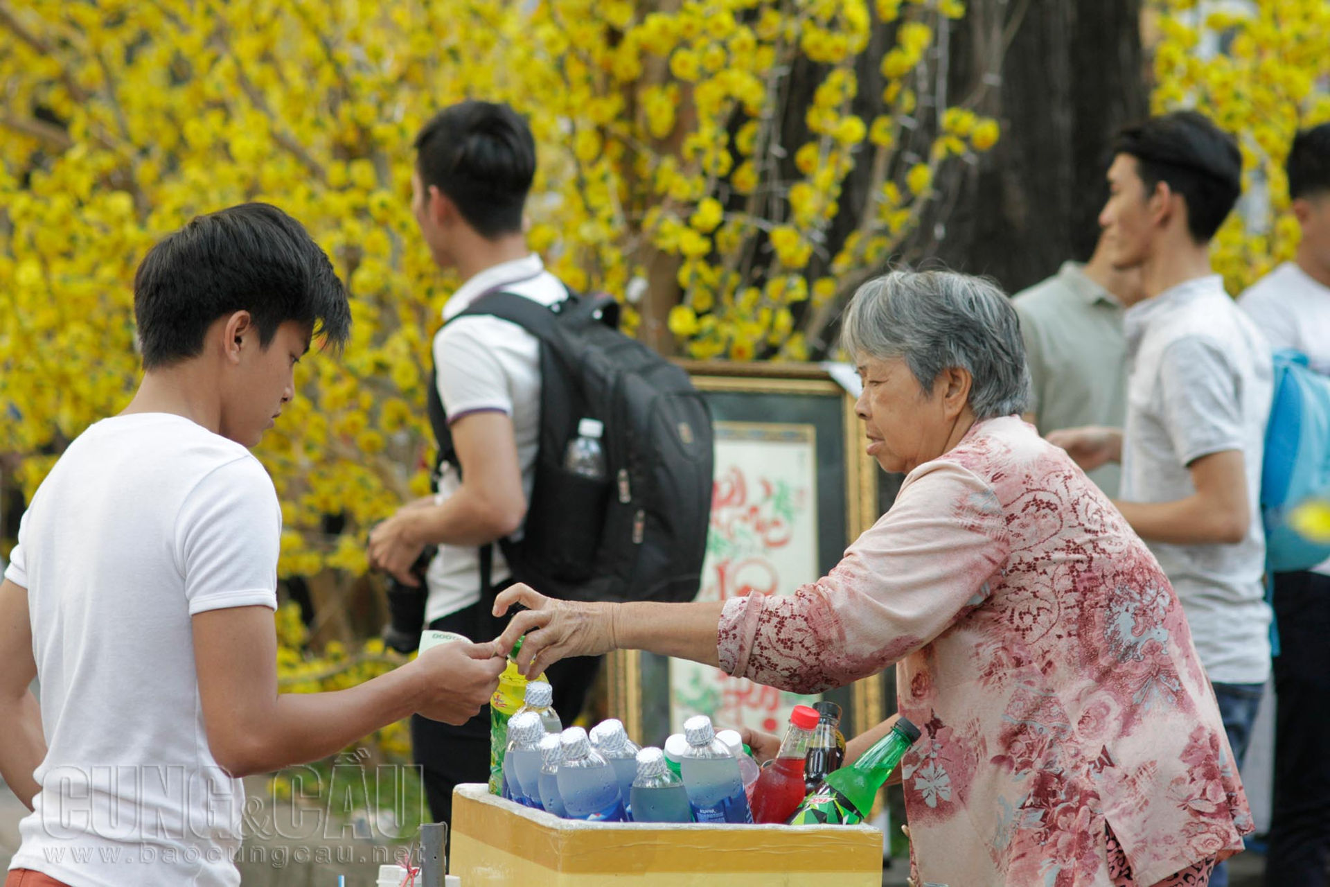 Bán nước cho khách tham quan.