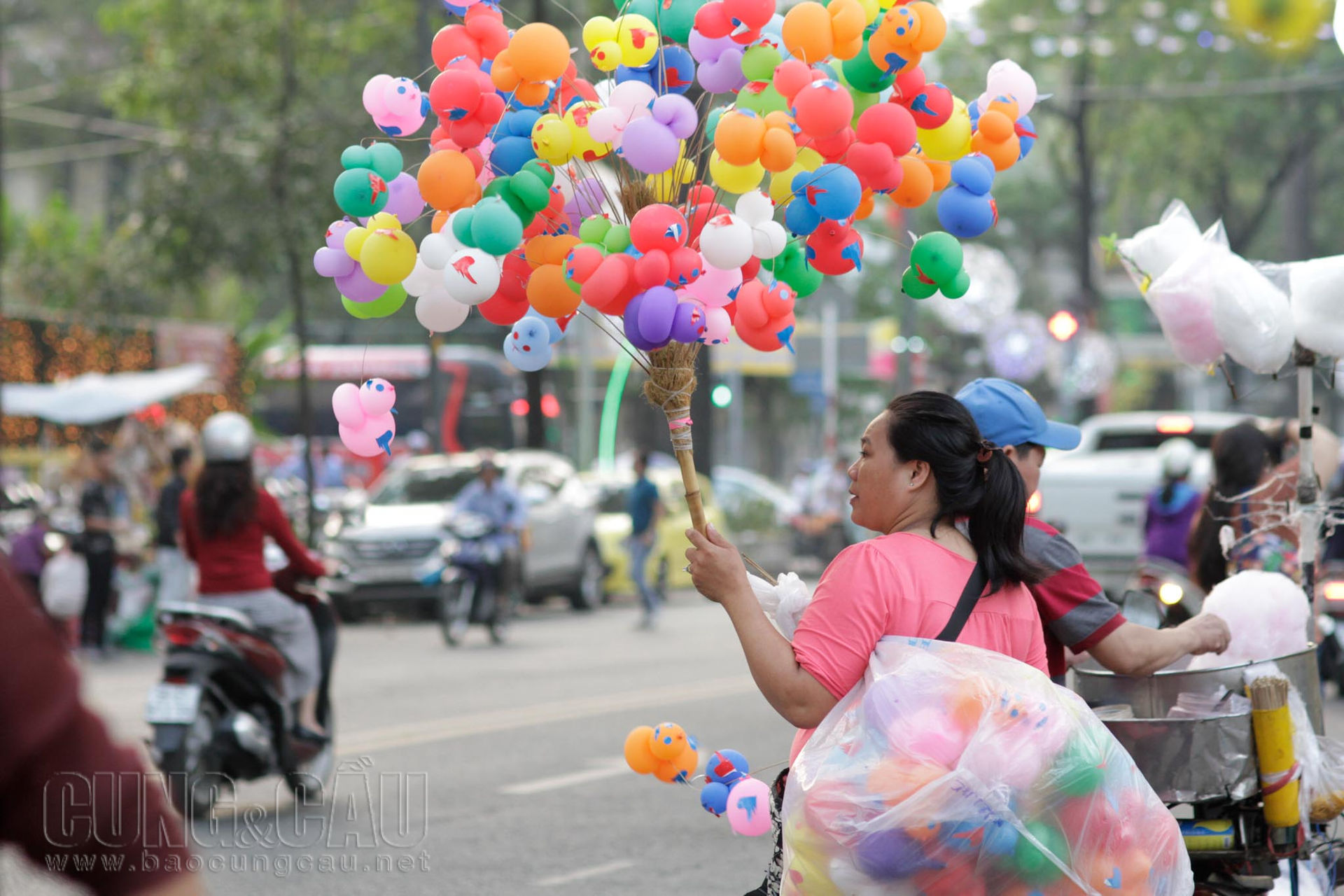 Bóng bay cũng là mặt hàng bán chạy mùa Tết.