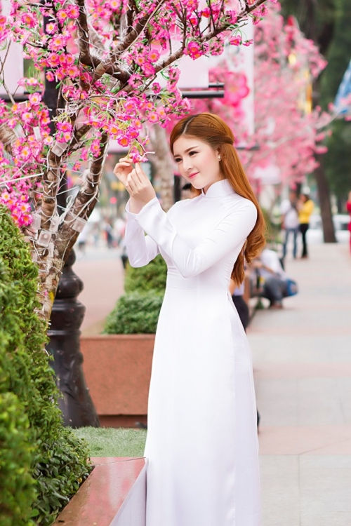 Áo dài trắng thể hiện sự tinh khôi kèm sự tiện lợi là có thể mặc trong nhiều hoàn cảnh khác nhau.