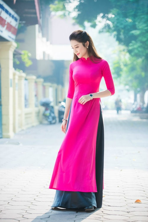 Áo dài màu hồng đào cũng được nhiều bạn gái yêu thích chọn mặc nhiều trong dịp Tết. Để đồng nhất sự đơn giản, chỉ cần kết hợp kiểu tóc xõa nhẹ như thế này là đủ!
